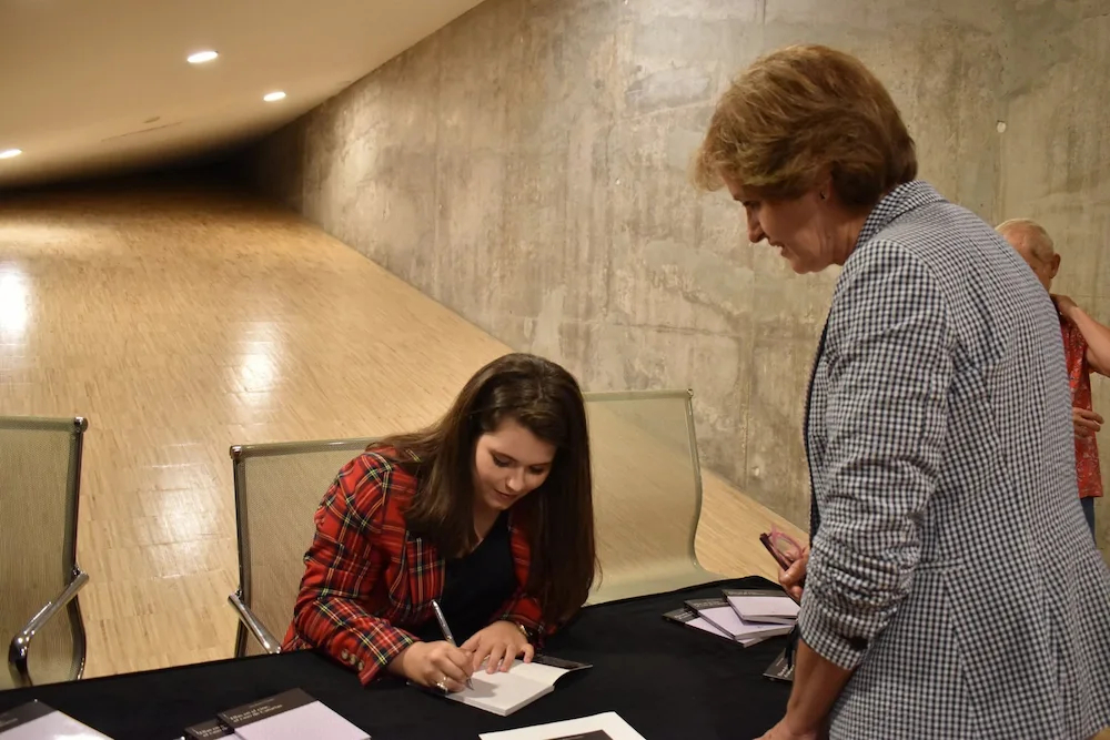 Sofía Ramos, firmando su libro, Ellas en el Cine, el caso de Canarias